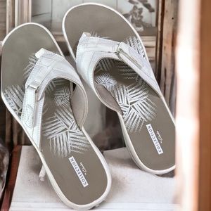 Clarks Women's Shoe Flip Flops White Size 5.5 Non Slip Comfort Slip On Casual